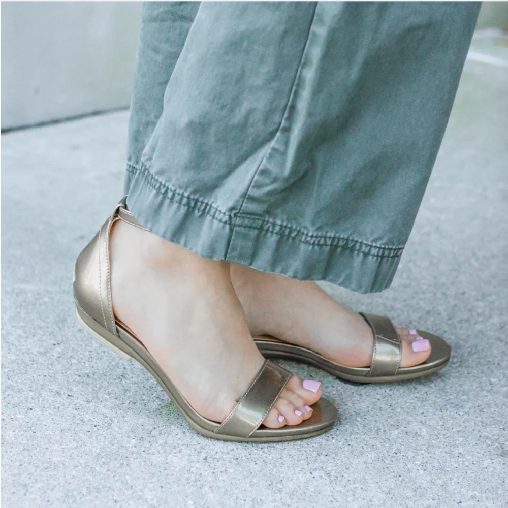 Pashion Footwear sandals in Metallic Gold Size 6